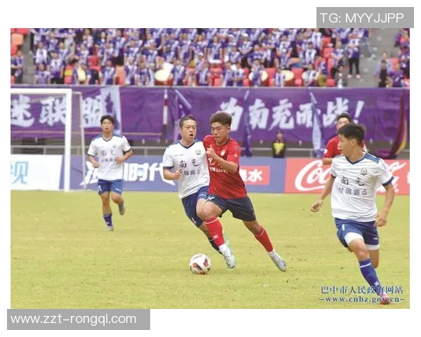 街头绿茵激情闪耀帅气球星演绎非凡足球魅力